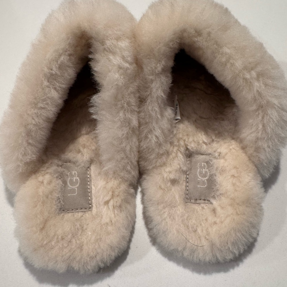Women’s Ugg slippers - size 9 - Picture 5 of 6